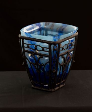 Daum-Majorelle - Florero de hierro forjado y vidrio azul
    